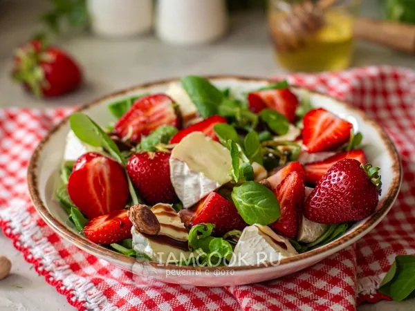Фото блюда: Салат с клубникой и сыром бри