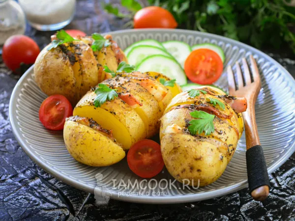 Фото готового блюда: Картошка с беконом в фольге в духовке