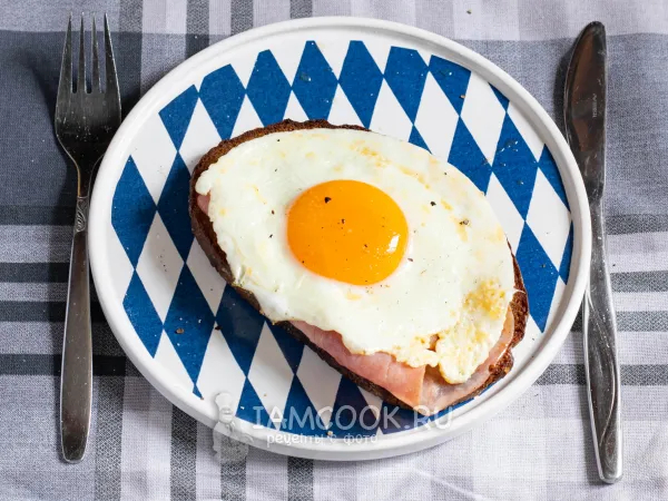 Фото готового блюда: Бутерброд с яйцом и ветчиной