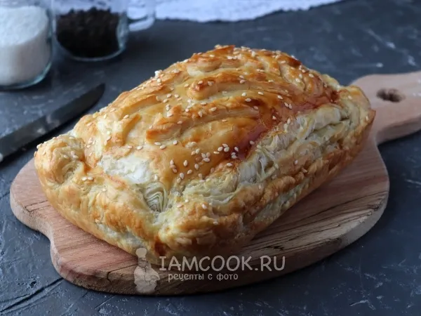 Фото готового блюда: Пирог из бездрожжевого слоеного теста с капустой