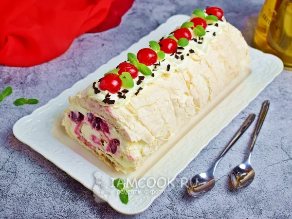 Фото готового блюда: Меренговый рулет с вишней