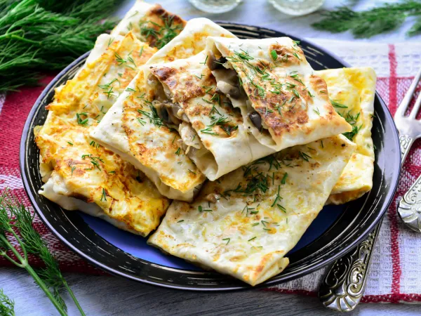 Фото готового блюда: Конвертики из лаваша с курицей и грибами