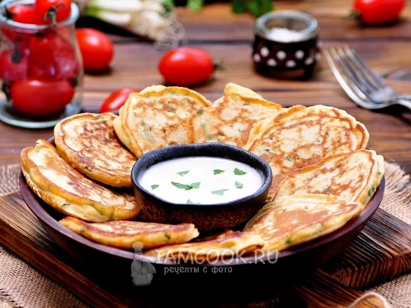 Фото готового блюда: Оладьи с зеленым луком и яйцом