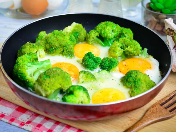 Фото блюда: Яичница с брокколи на сковороде