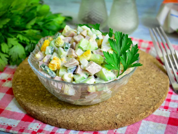 Фото готового блюда: Салат из сосисок, яиц и огурца