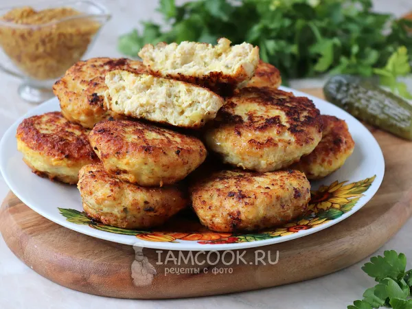 Фото готового блюда: Котлеты из фарша с солеными огурцами