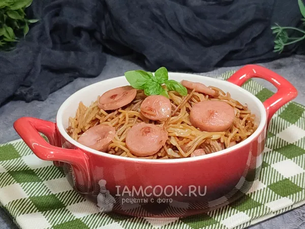 Фото блюда: Жареная вермишель с сосисками на сковороде