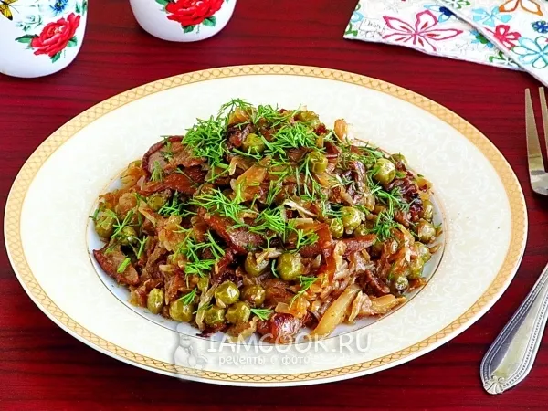 Фото готового блюда: Капуста с грибами и зелёным горошком