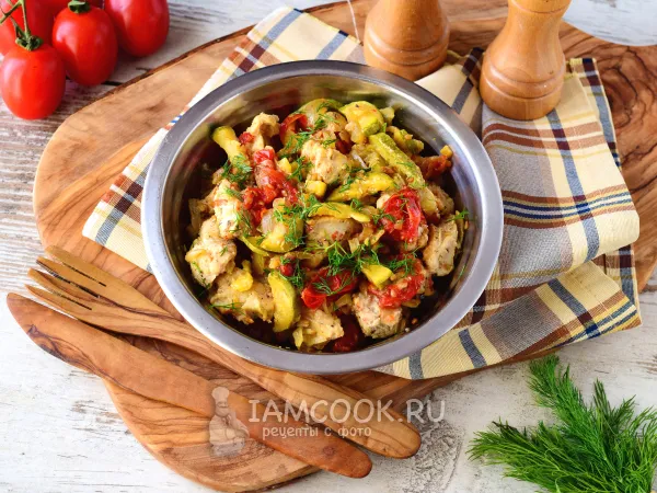 Фото готового блюда: Индейка с кабачками и помидорами в духовке