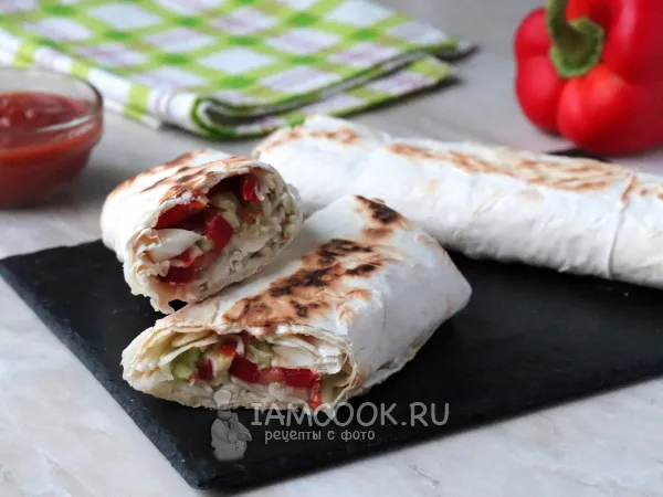 Фото готового блюда: Рулет из лаваша с овощами