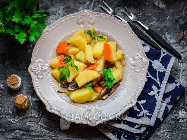 Фото готового блюда: Тушеная картошка с грибами в кастрюле