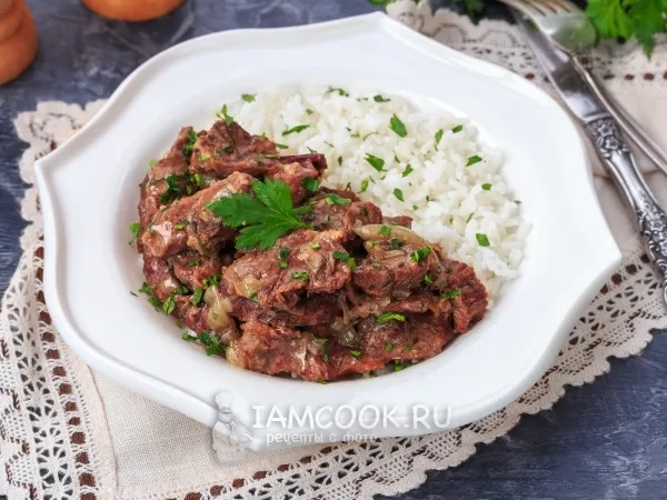 Фото готового блюда: Тушеная говядина с луком