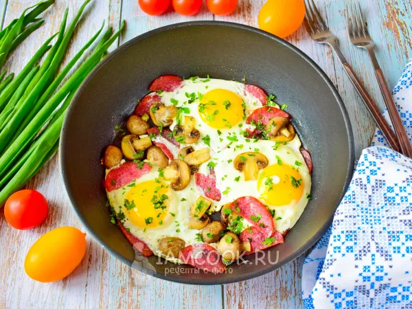 Фото готового блюда: Яичница с колбасой и грибами (шампиньонами)