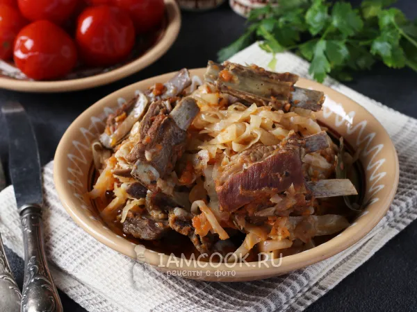 Фото готового блюда: Тушеные бараньи ребрышки с капустой