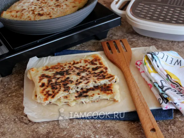 Фото блюда: Лепешка с курицей и сыром на сковороде