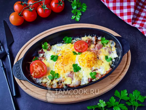 Фото блюда: Яичница с беконом и сыром на сковороде