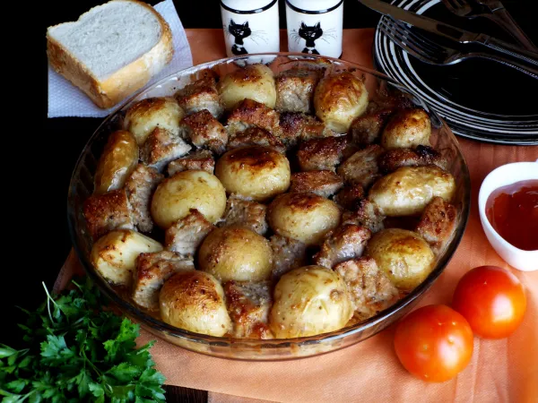 Фото блюда: Молодой картофель, запеченный с мясом в духовке