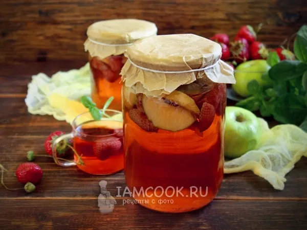 Фото готового блюда: Компот из клубники и яблок