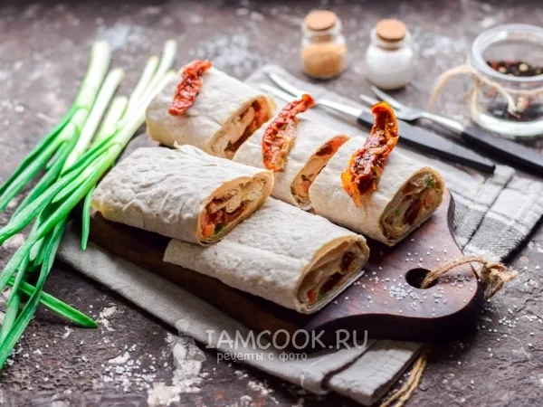 Фото готового блюда: Рулет из лаваша с курицей и вялеными помидорами