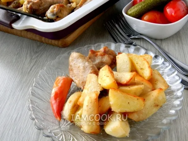 Фото блюда: Картофель, запеченный в духовке с курицей