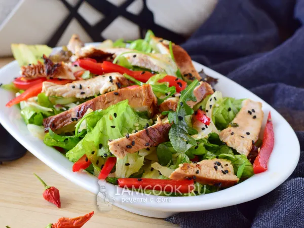 Фото готового блюда: Салат с индейкой, кунжутом и болгарским перцем