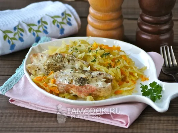 Фото блюда: Тушеная рыба с капустой