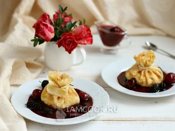 Фото блюда: Блинные мешочки с маскарпоне и ягодным соусом