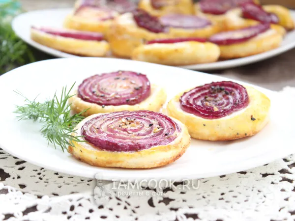 Фото готового блюда: Луковые кольца в слоеном тесте