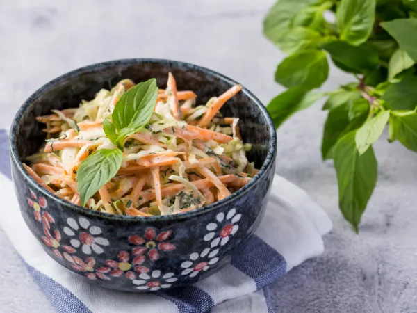 Фото готового блюда: Салат из капусты с морковью и майонезом