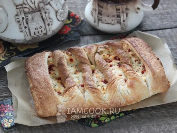 Фото блюда: Пирог из слоёного теста с адыгейским сыром