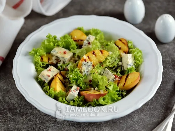 Фото блюда: Салат из персиков с голубым сыром