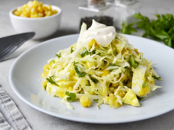 Фото готового блюда: Салат из капусты с яйцом и кукурузой