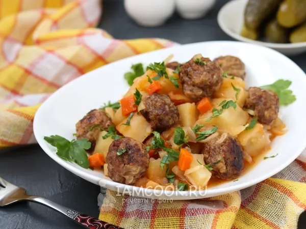 Фото готового блюда: Рагу с картошкой, пекинской капустой и фрикадельками