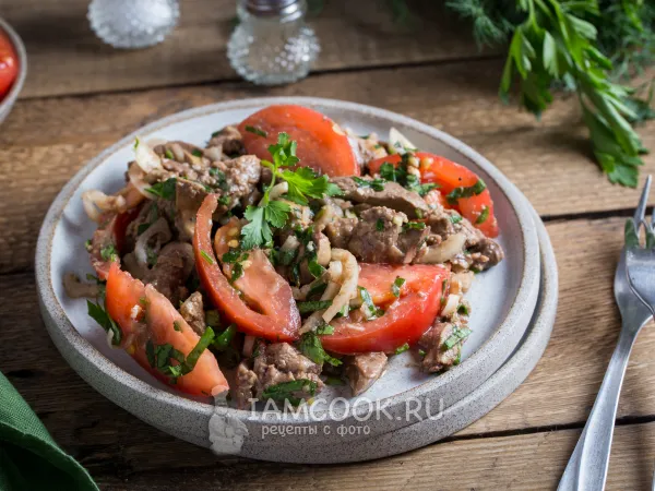 Фото готового блюда: Теплый салат с куриной печенью и помидорами