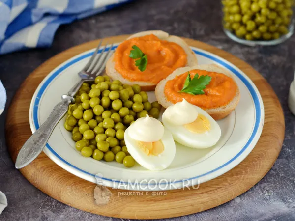 Фото блюда: Яйцо под майонезом с зеленым горошком