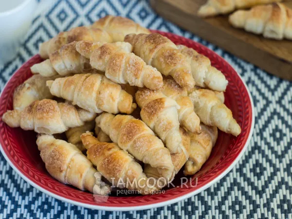 Фото готового блюда: Рогалики из слоеного теста с сахаром и корицей