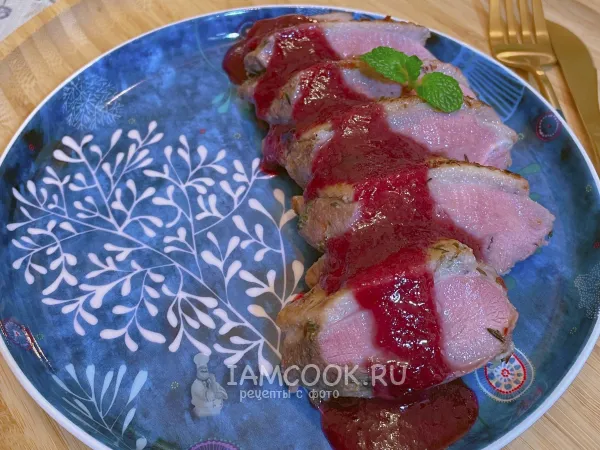 Фото блюда: Утиная грудка в сливовом соусе с водкой и мятой