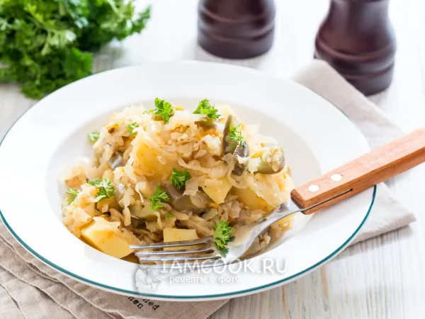 Фото блюда: Тушеная картошка с квашеной капустой и овощами