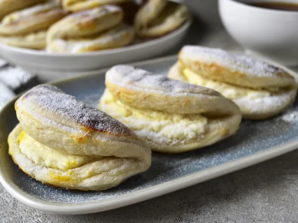 Фото готового блюда: Сочники из слоеного теста с творогом