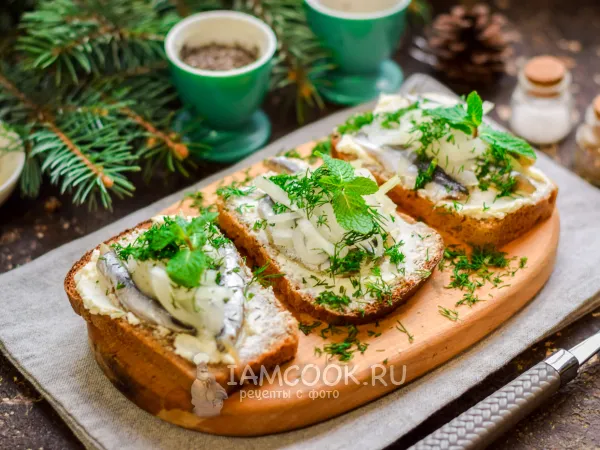 Фото готового блюда: Бутерброды с хамсой и маринованным луком