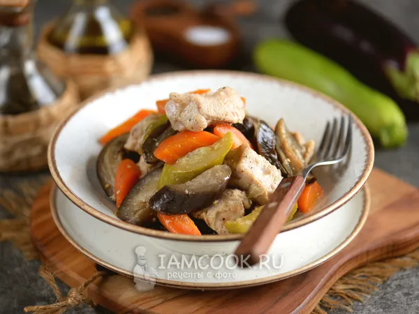 Фото готового блюда: Индейка с баклажанами и кабачками в духовке