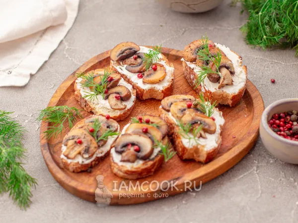 Фото блюда: Брускетта с грибами и сыром (сливочным)