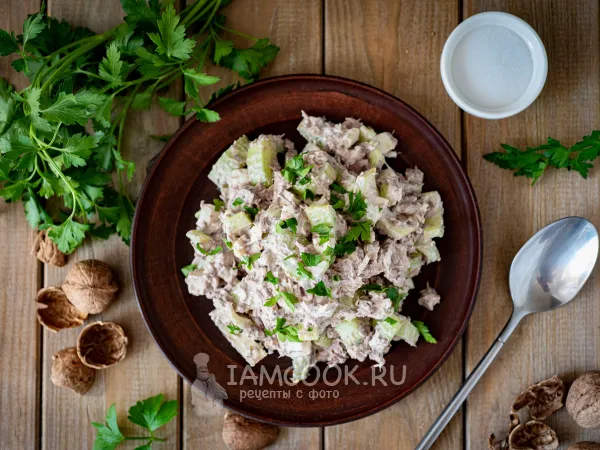 Фото готового блюда: Салат с тунцом и сельдереем стеблевым