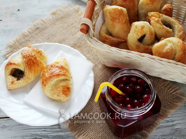 Фото готового блюда: Слоеные рогалики с печеночным паштетом