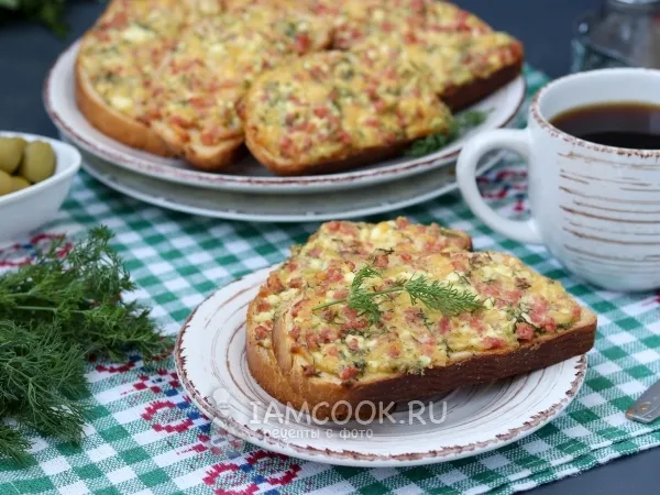 Фото готового блюда: Горячие бутерброды с творогом, сыром и колбасой