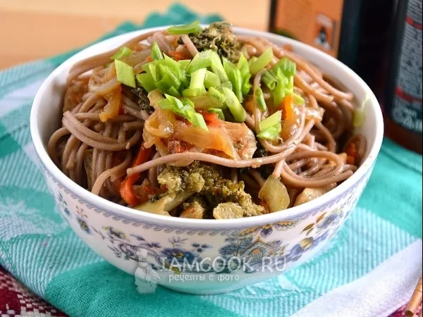 Фото готового блюда: Лапша «вок» с курицей