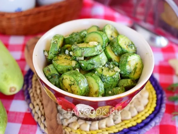 Фото готового блюда: Тушеные кабачки с чесноком