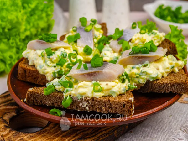 Фото блюда: Бутерброды с селедкой и зеленым луком