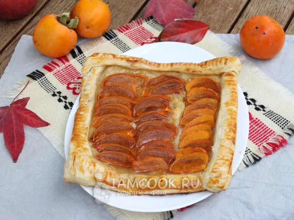 Фото готового блюда: Пирог из слоеного теста с хурмой