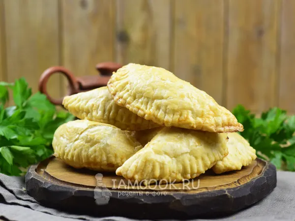 Фото готового блюда: Чебуреки из слоеного теста в духовке
